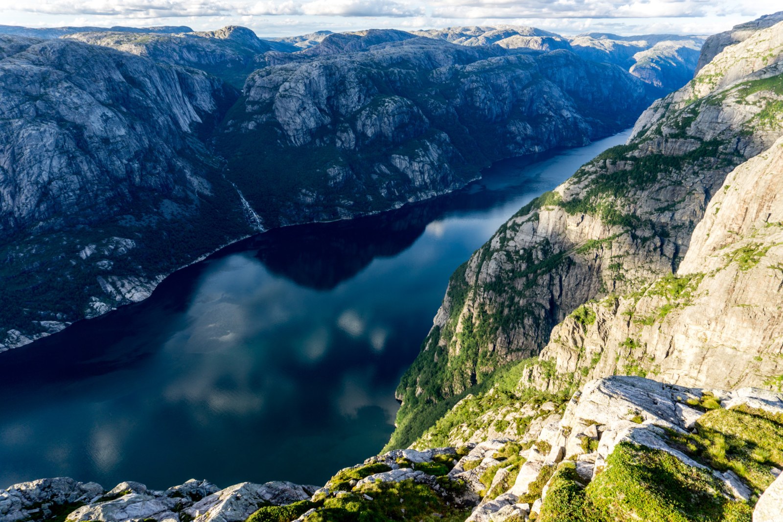 Lysefjorden mellom bratte fjellsider i Rogaland
