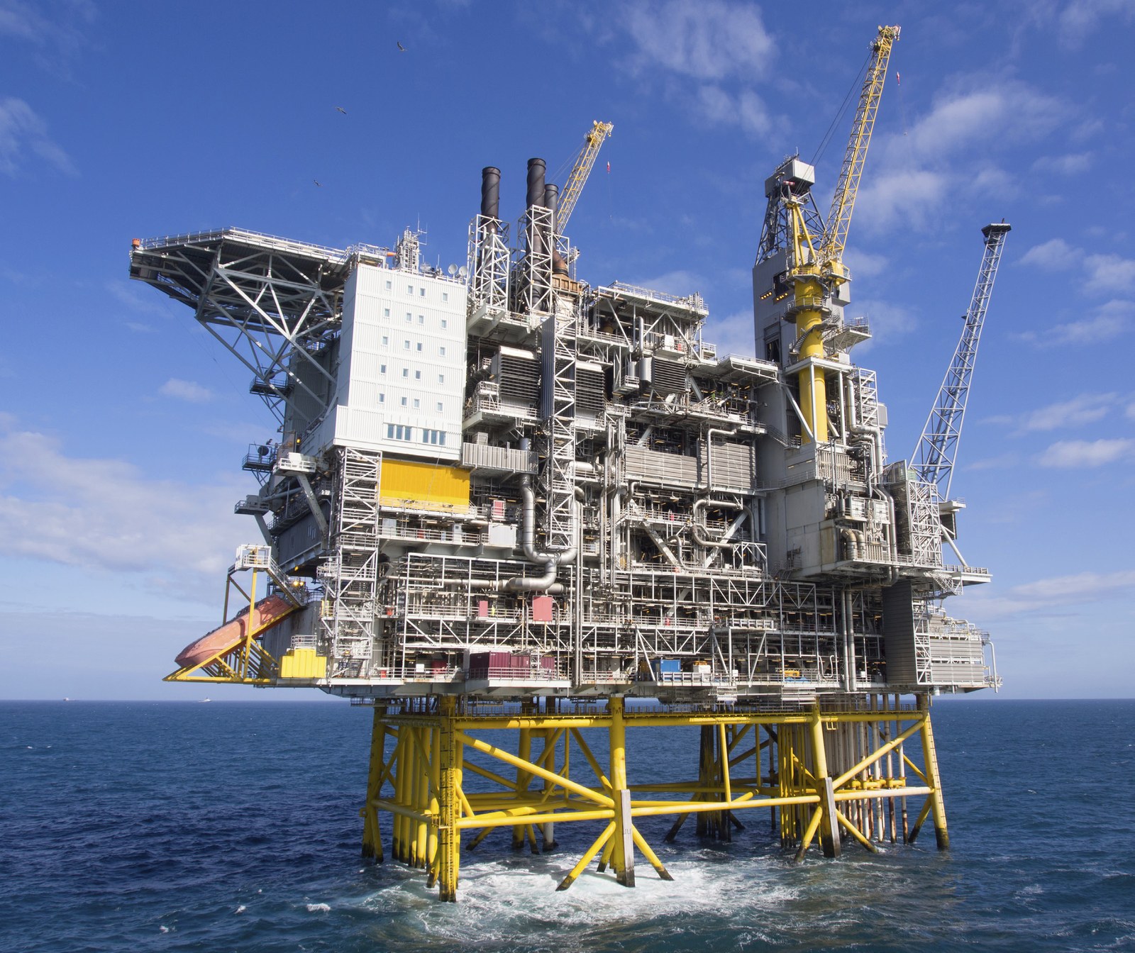 Offshoreinstallasjon med løfteutstyr og stålkonstruksjoner